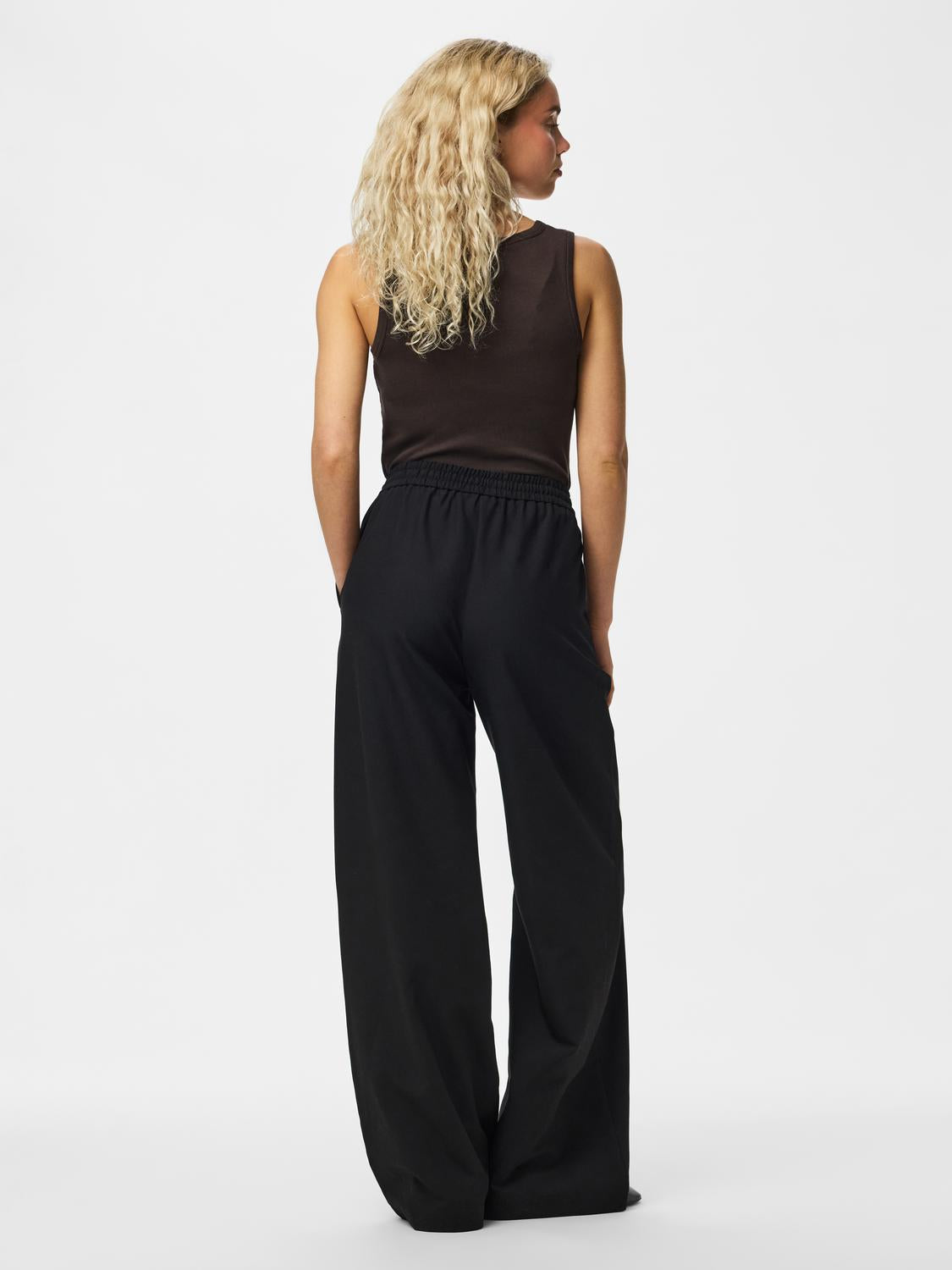 model_shot-back